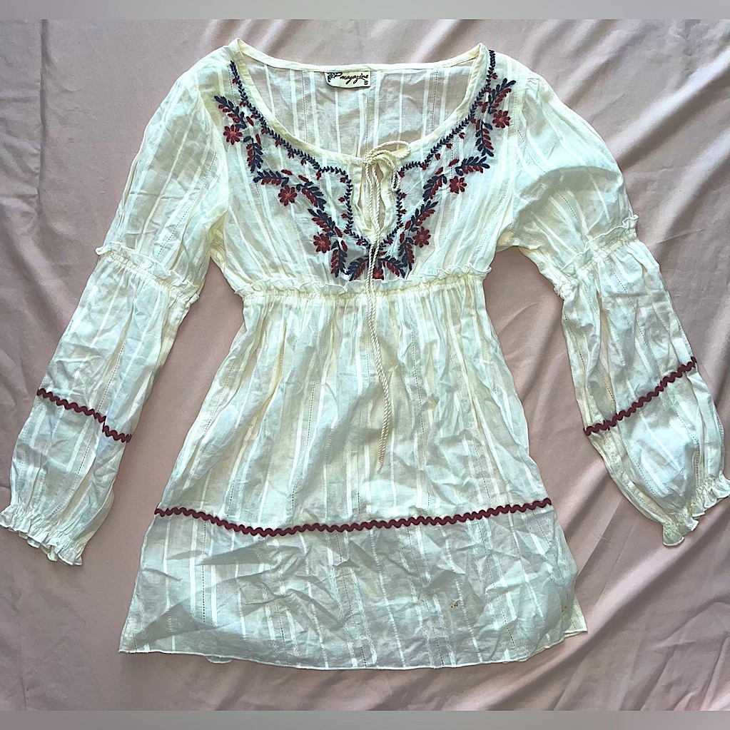 Size Small Magazine Brand Top With Floral Design